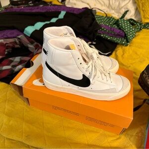 Nike Blazer Mid 77 
Color: White/Black
Size: 5